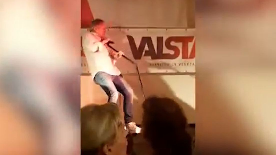 Rob de Nijs uit Bennekom beleefde dinsdag een slechte avond tijdens een optreden in Naaldwijk. De zanger stond zichtbaar wankel op zijn benen en smakte vervolgens van het podium af.