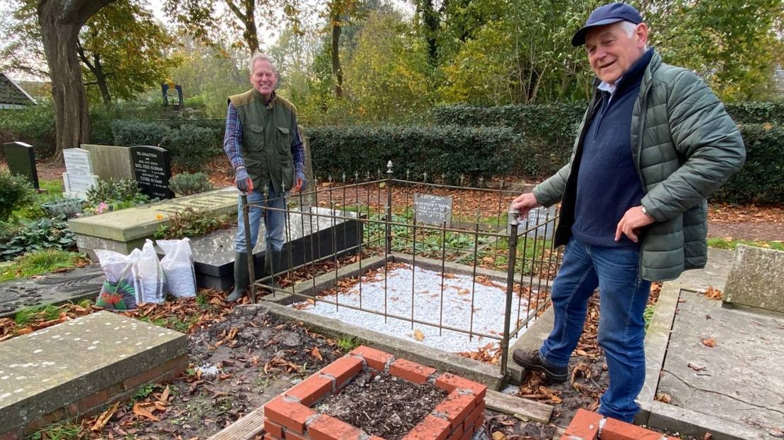 Johannes Nijmeijer (rechts) en vrijwilliger bij een graf