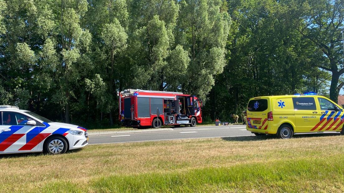 Door het ongeluk is de weg afgesloten