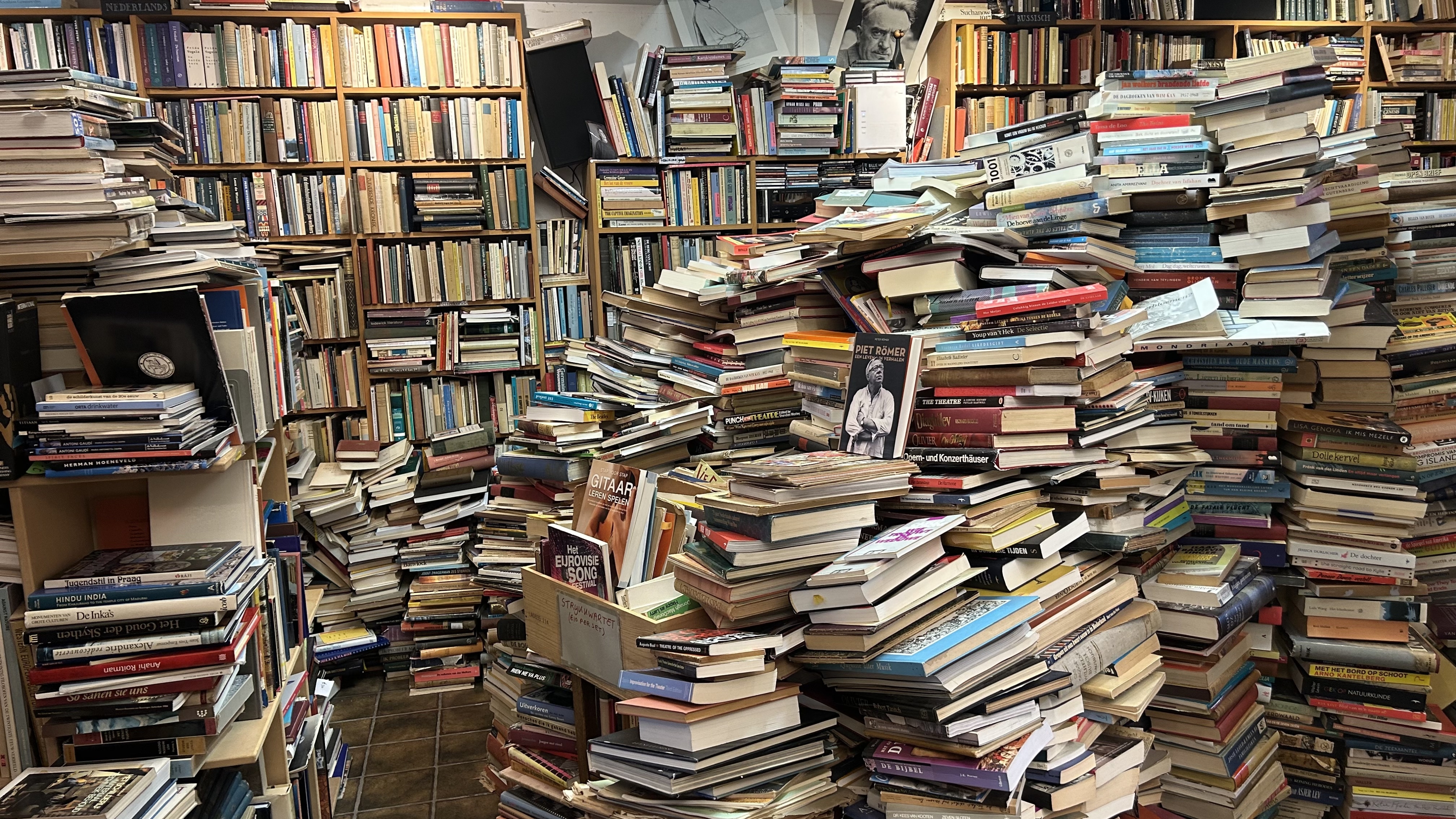 De winkel stiet fol mei steapels en steapels boeken