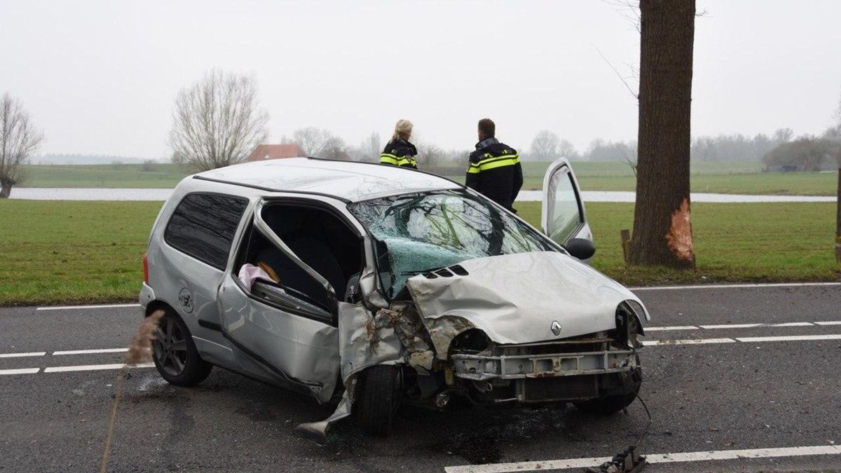 Eenzijdig ongeluk in Den Nul, auto zwaar beschadigd