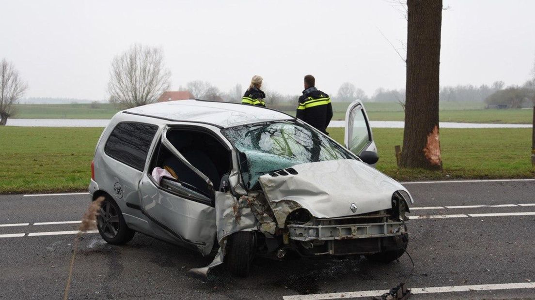 Ter hoogte van het Infocentrum in Den Nul is vanmorgen een auto tegen een boom gereden.