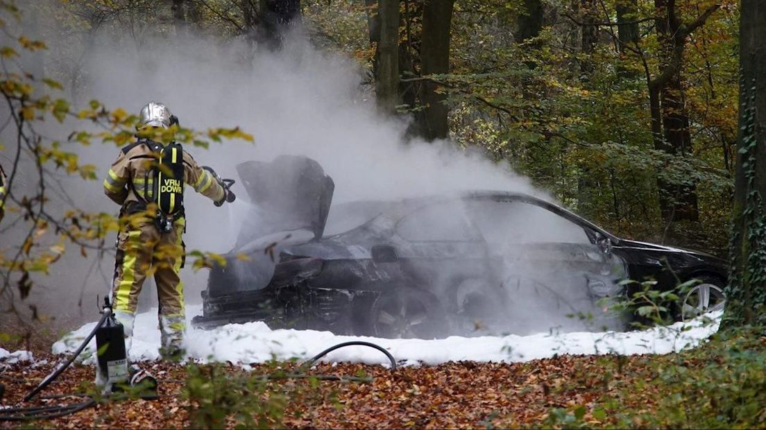 Brandweer blust uitgebrande auto na