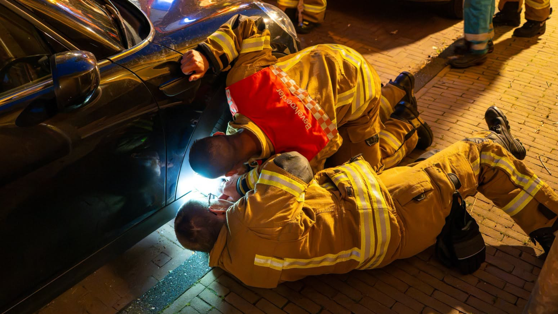 Uiteindelijk lukte het de brandweer om met een zacht waterstraaltje de kat te bevrijden.