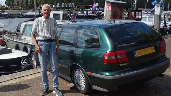 Opnieuw auto op boot in Elburg: Hans (70) vergeet handrem