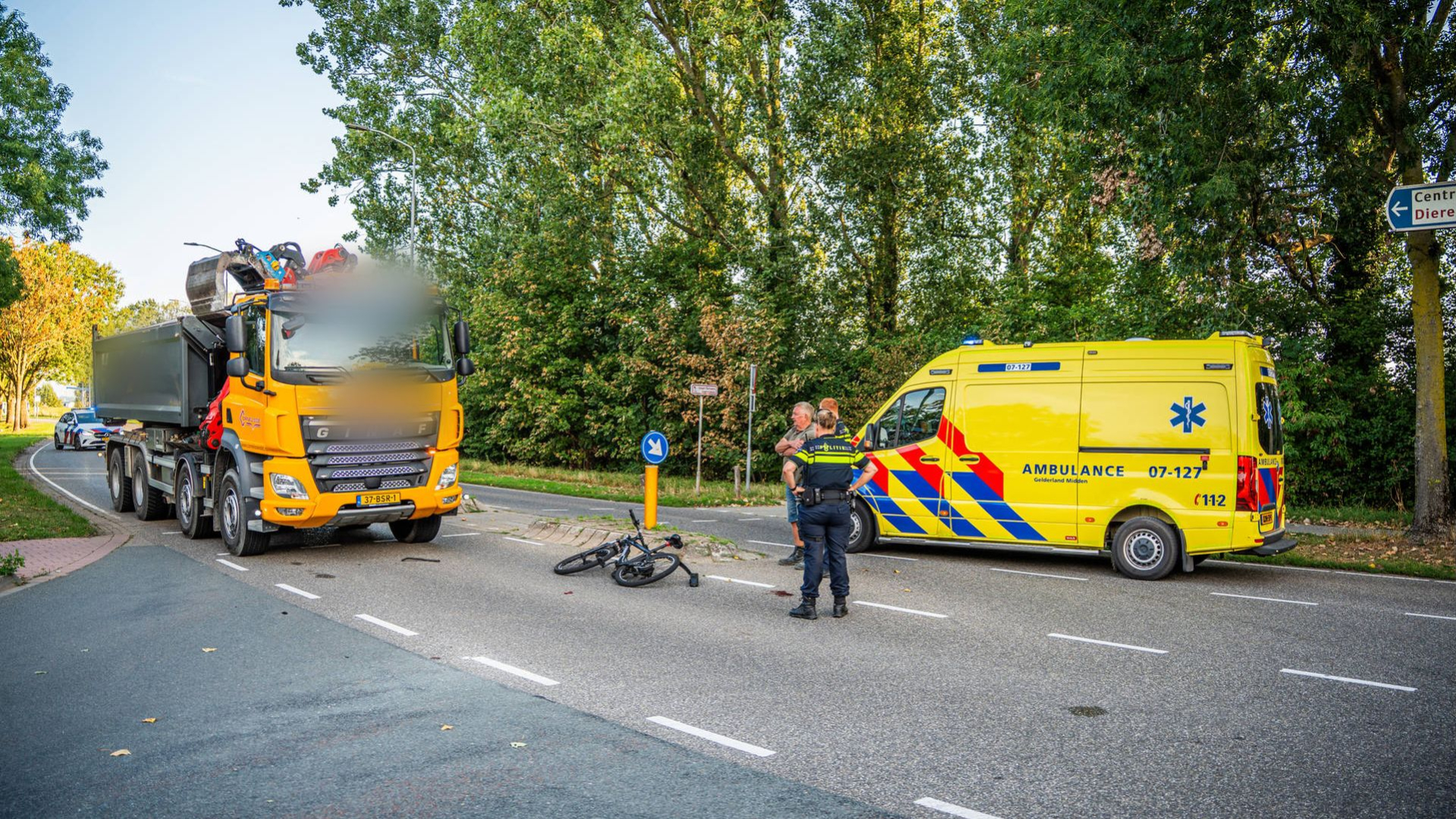 Fietser gewond bij aanrijding met vrachtwagen