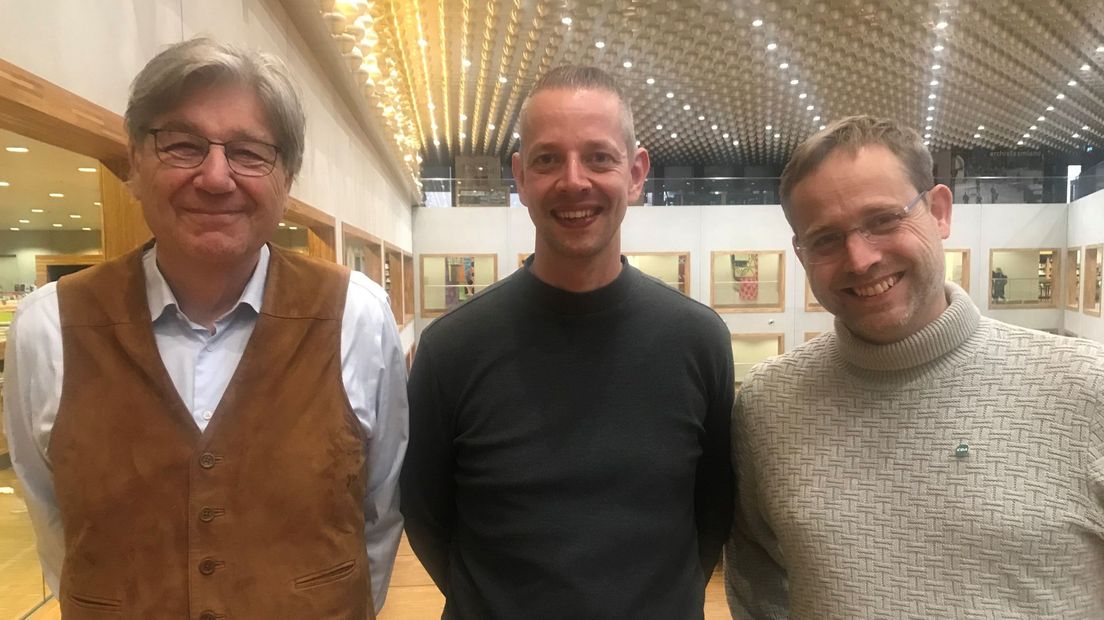 Martijn Kraa (D66), debatleider Kees Hoogendijk en Bas van Os (CDA)
