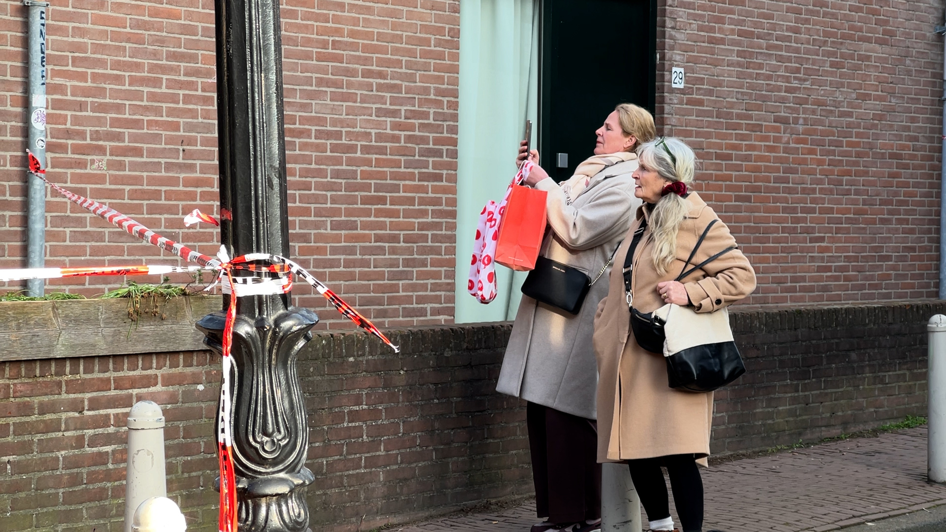 Bewoners rond explosiegebied Utrecht belaagd door pottenkijkers, 1 bewoonster bedreigd