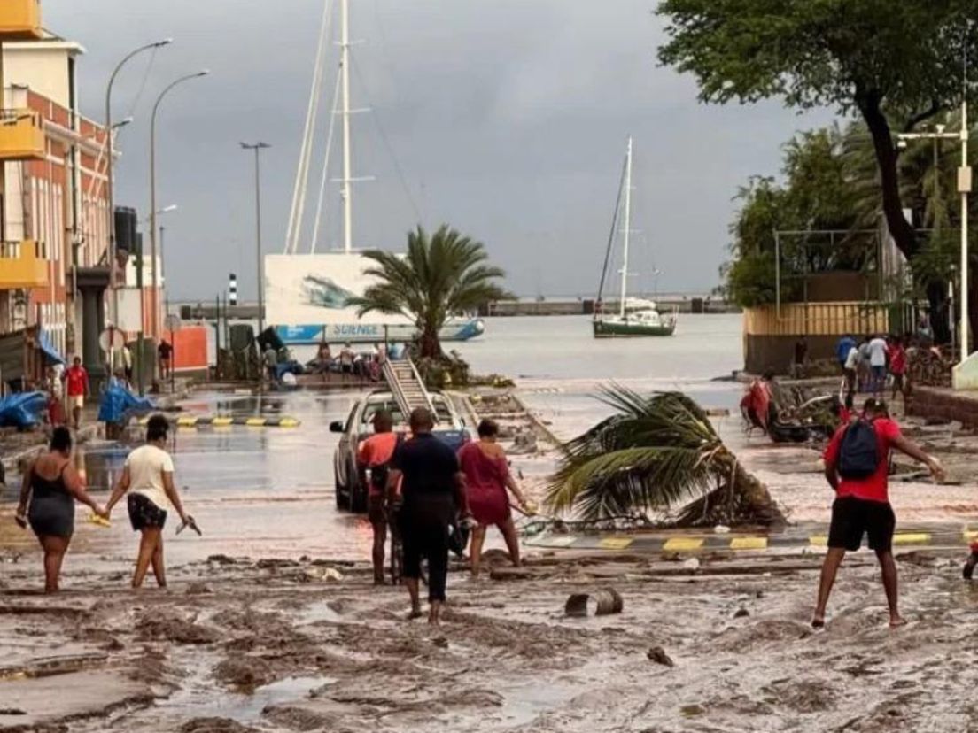 De regen leidde tot overstromingen, modderstromen en flinke schade.