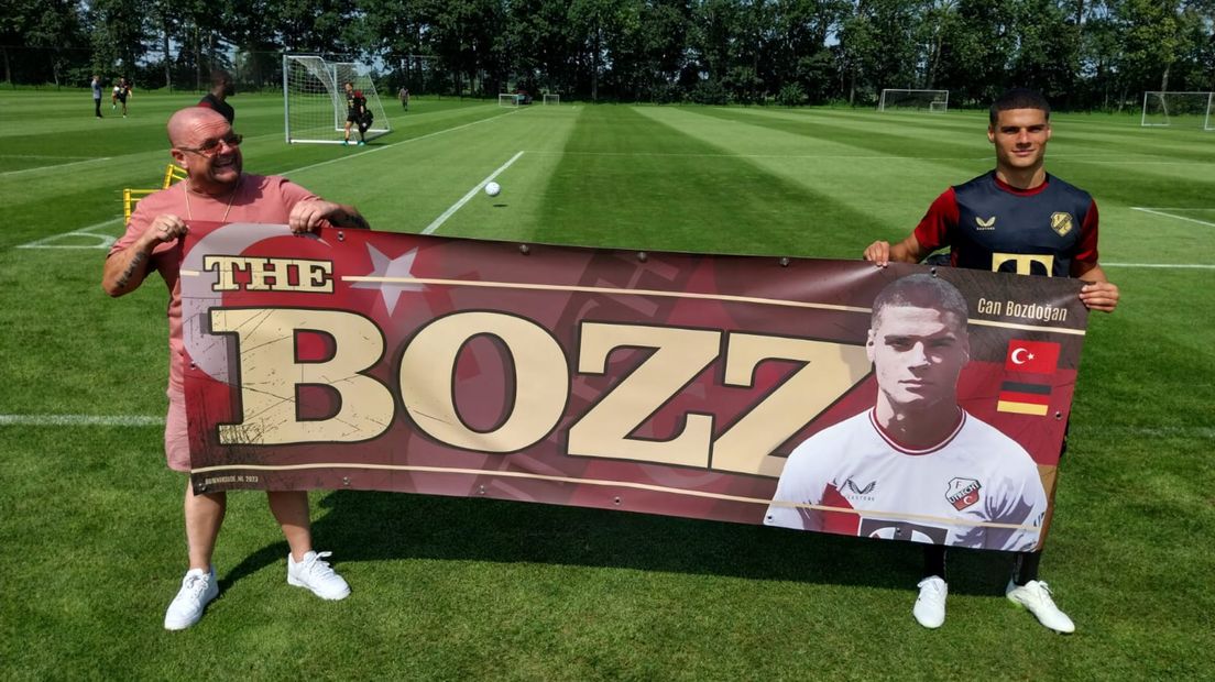 Ook Can Bozdogan heeft dit seizoen zijn eigen spandoek