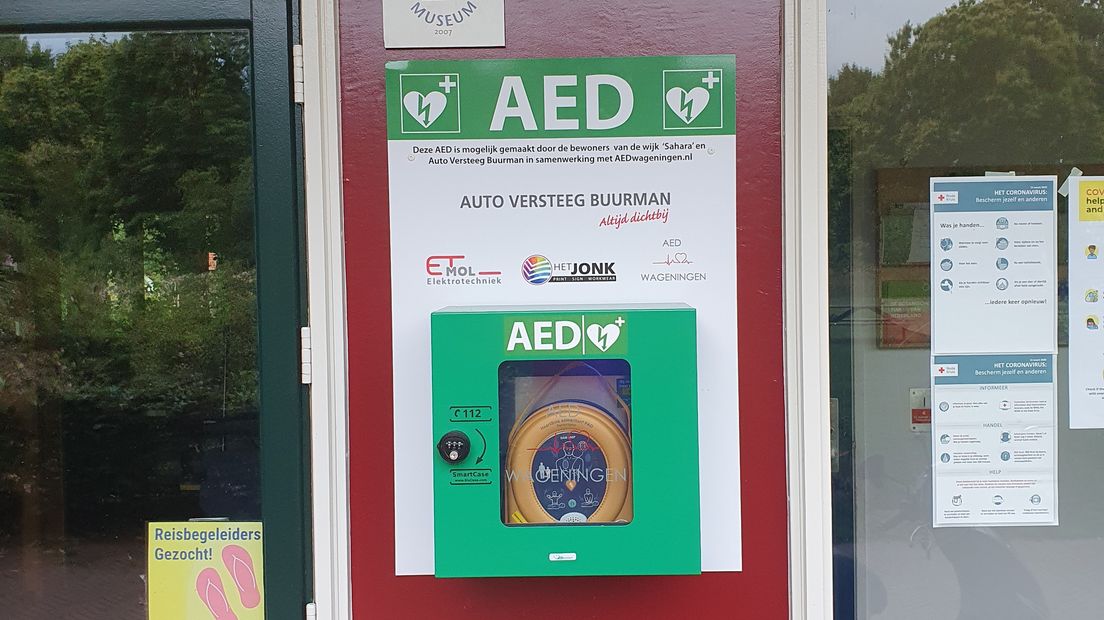 De AED hangt in de arboretumtuin aan het Koetshuis