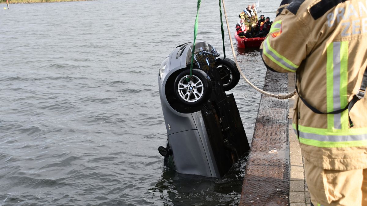 BMW raakt te water in jachthaven Brouwershaven