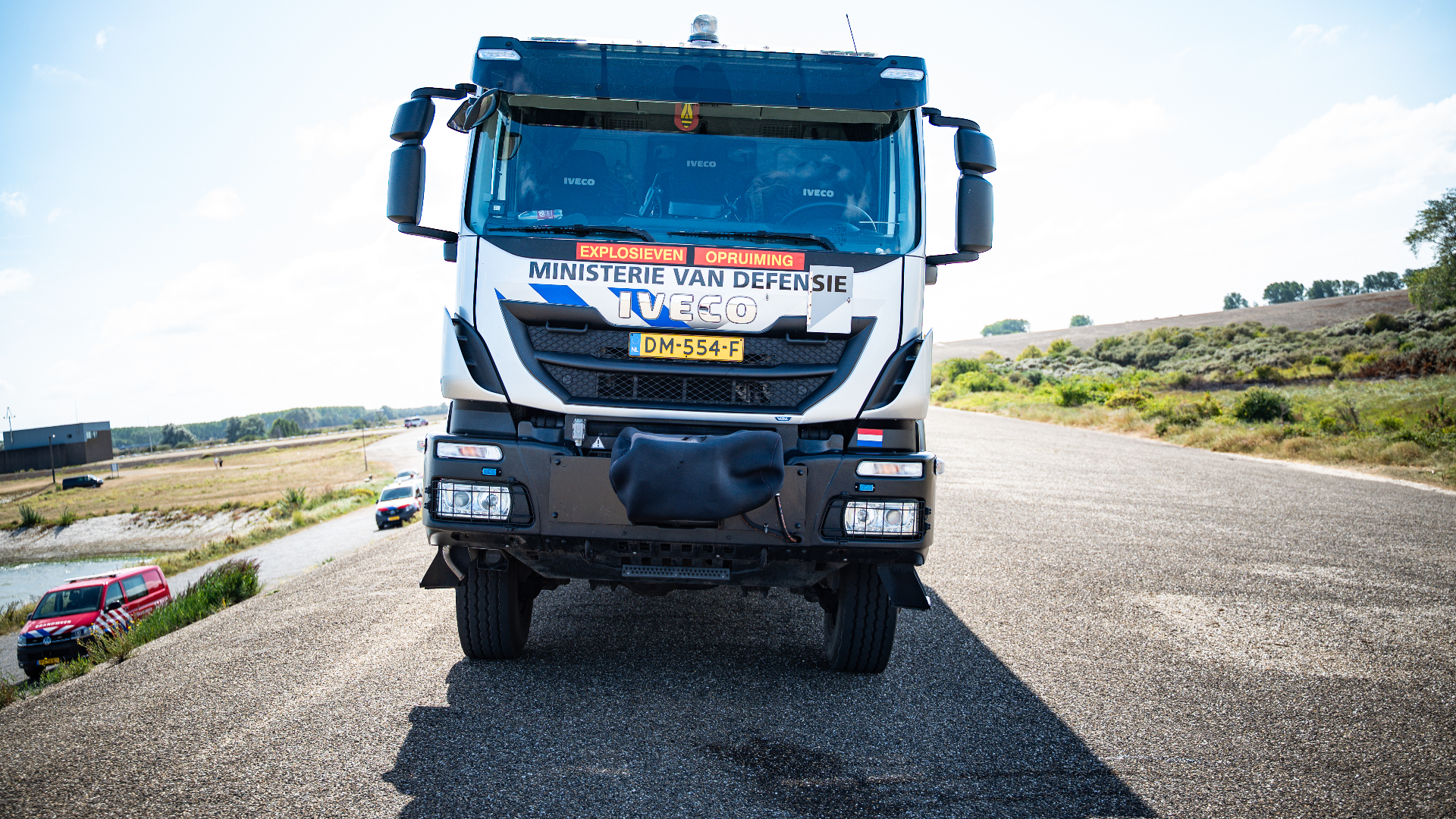 De brand zou zijn ontstaan toen een vonk oversloeg tijdens een gecontroleerde ontploffing door de Explosieven Opruimingsdienst.