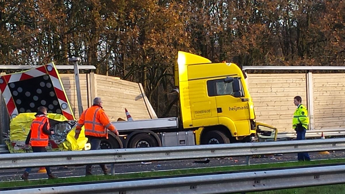 Vrachtwagen ramt rijdende afzetting op A28 bij Pesse