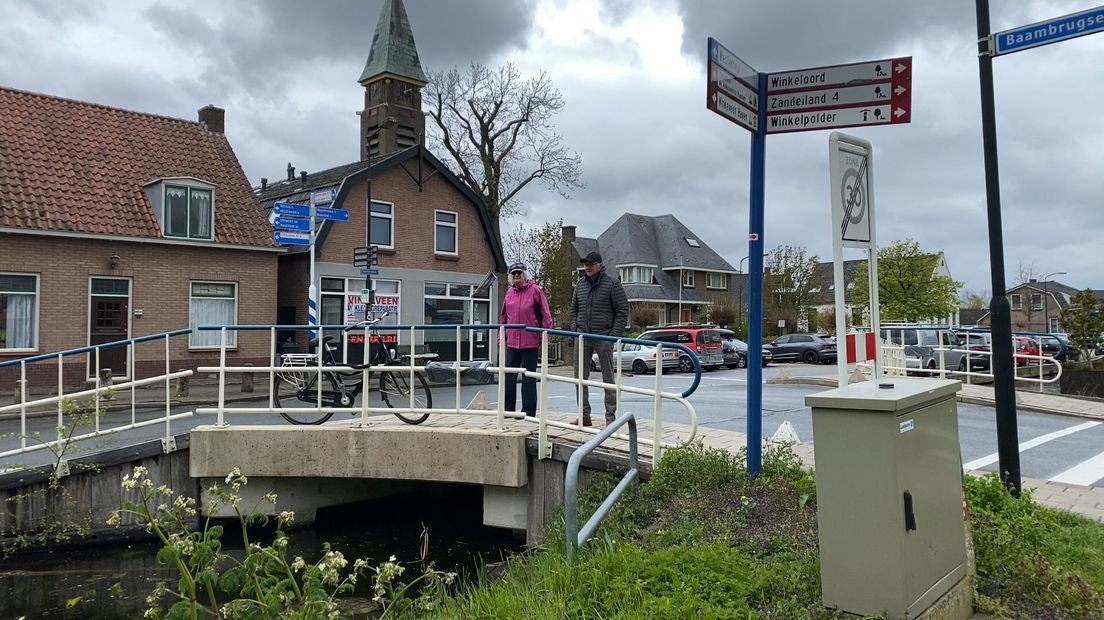 Plonia Berkelaar samen met haar broer op de brug die vernoemd is naar hun vader.