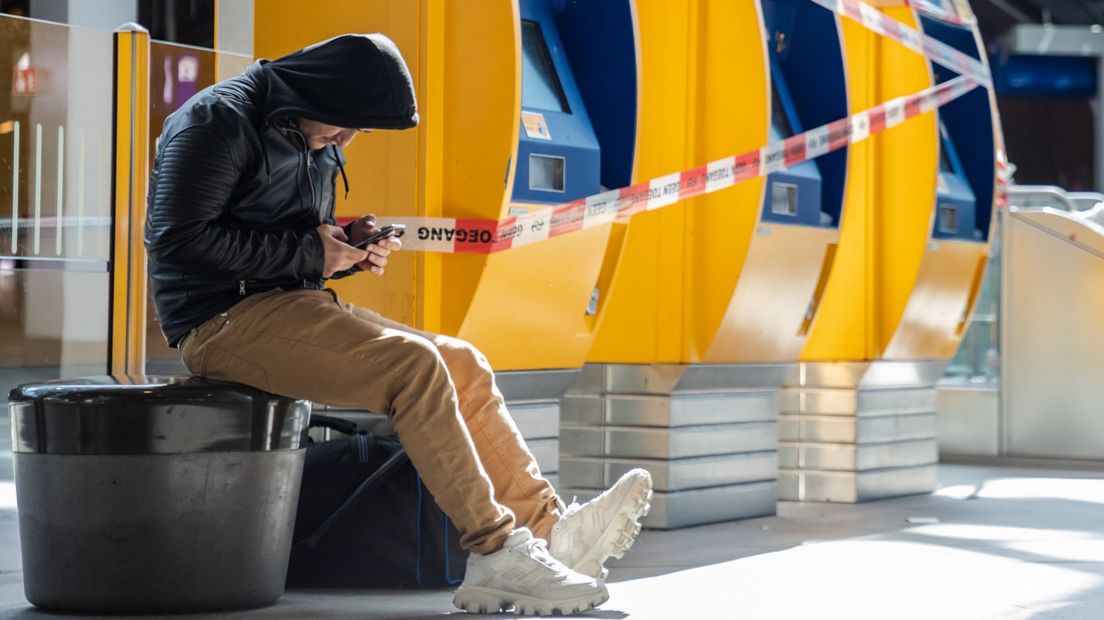 Een gestrande reiziger op Den Haag Centraal