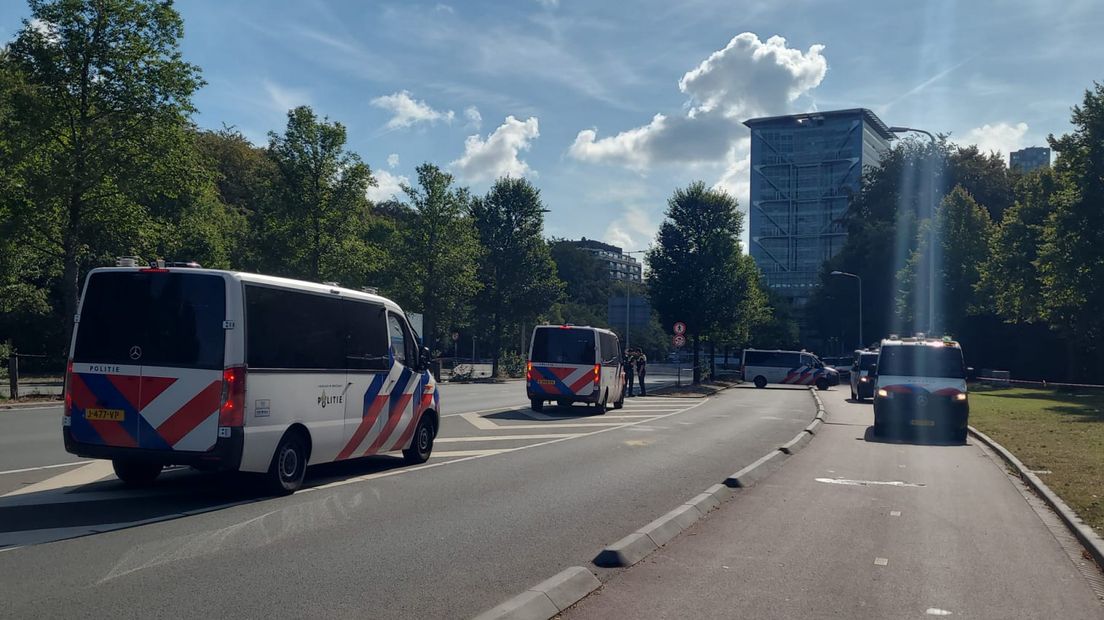 Politiebusjes blokkeren Utrechtsebaan
