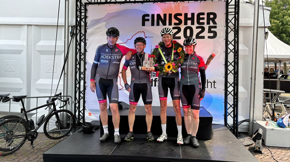 Dizze fytsers wiene as earsten oer de finish