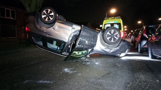 Auto eindigt ondersteboven • aanrijding met schone auto. Auto eindigt ondersteboven • aanrijding met schone auto.