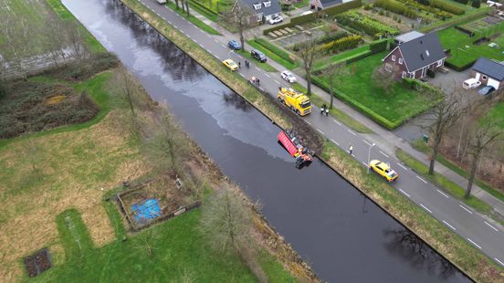 Vloeistof in kanaal na ongeluk Nieuweroord, vrachtwagen wordt in de avond geborgen.