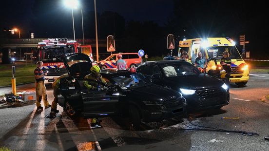 Brandweer moet dak van auto knippen na aanrijding in Utrecht. Brandweer moet dak van auto knippen na aanrijding in Utrecht.