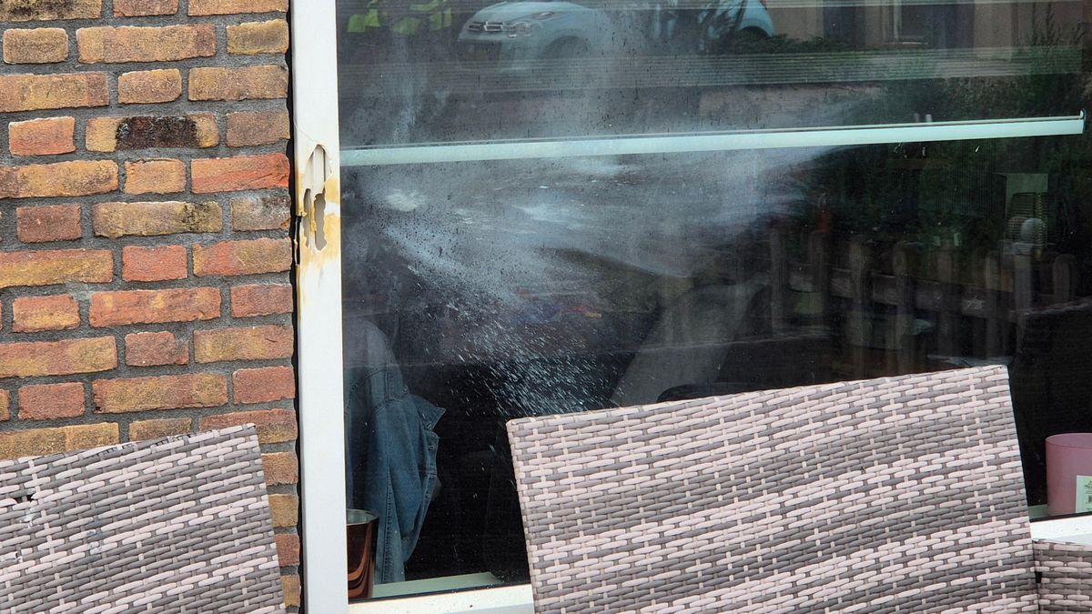 Explosie bij rijtjeswoning van gezin met jonge kinderen, kruitresten op het raam