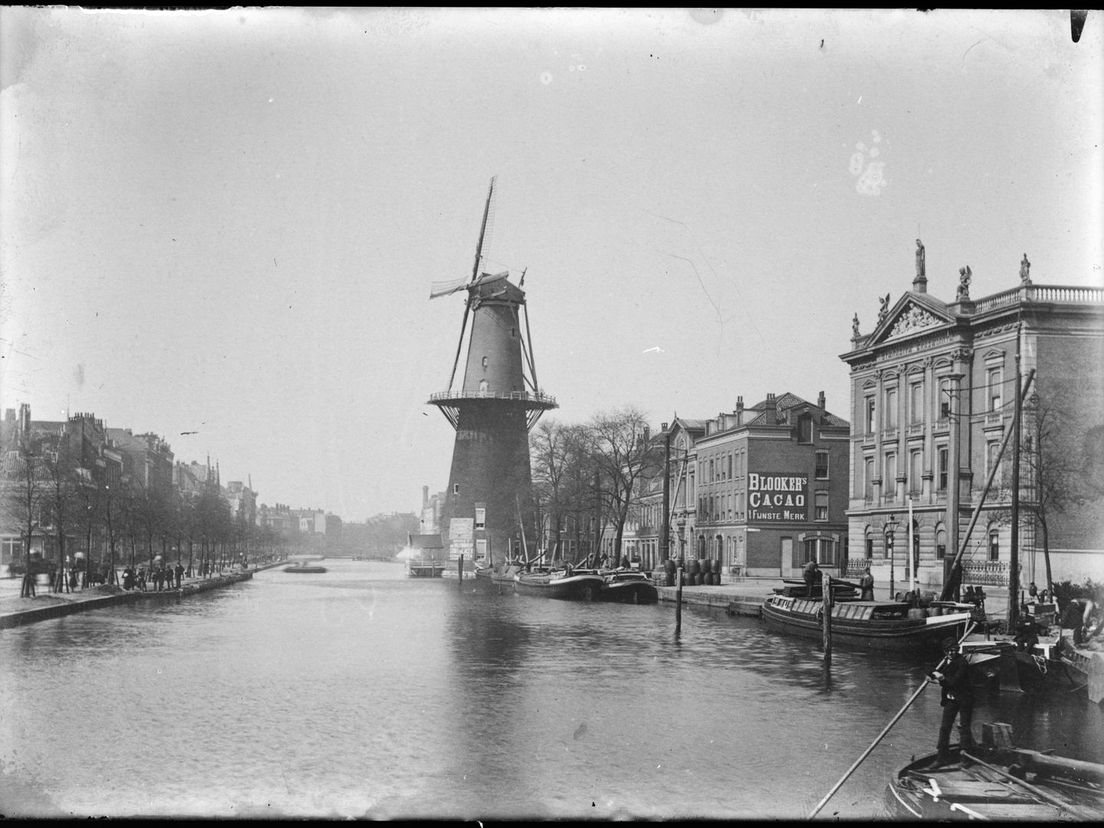 De Coolvest met molen De Hoop en rechts het Erasmiaans Gymnasium (ca 1913)