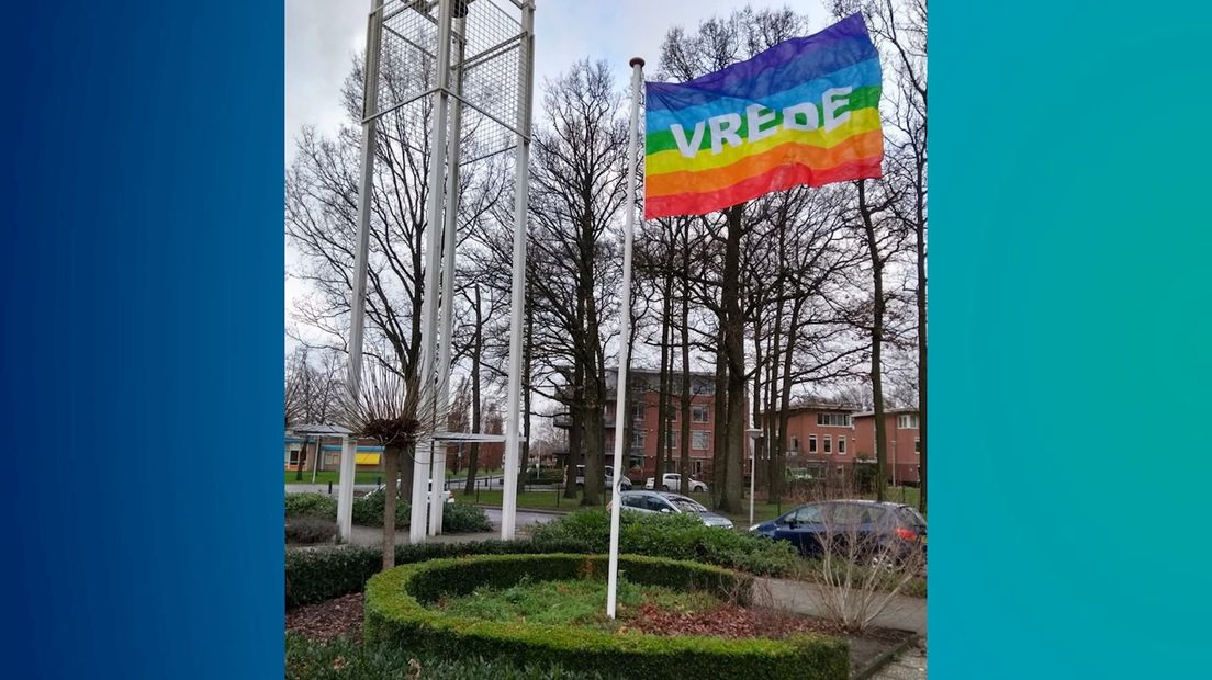 De Regenboogvlag voor de kerk in IJsselmuiden