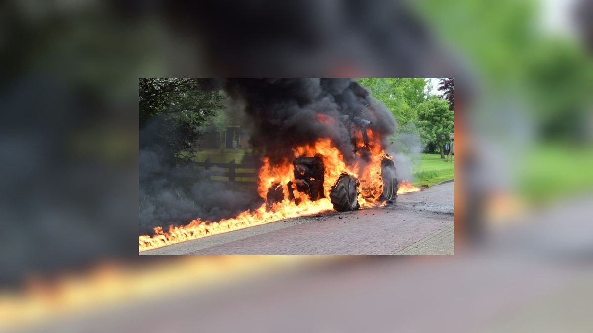 Tractor brandt volledig uit in Oudega