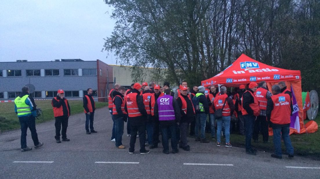 Stakende medewerkers in Beilen (Rechten: RTV Drenthe/Janet Oortwijn)