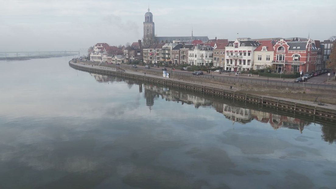 Kilometers lang oliespoor op IJssel bij Deventer, Rijkswaterstaat doet onderzoek