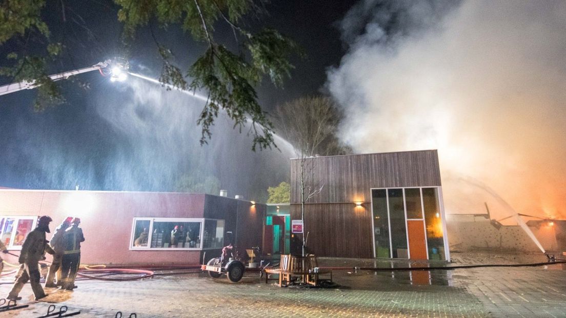November 2019: de brandweer bestrijdt de brand bij Het Karrepad