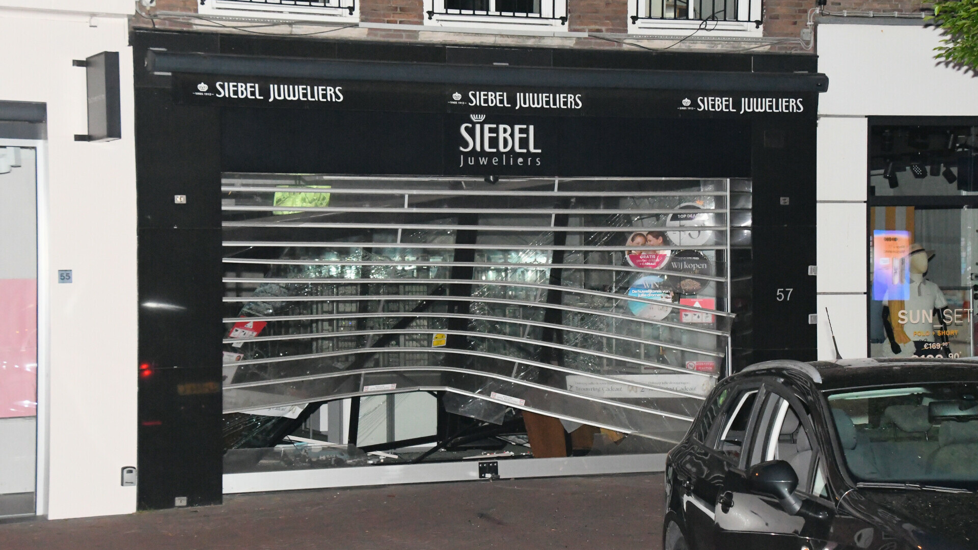 Ramkraak bij juwelier Middelburg: auto rijdt achteruit tegen pui