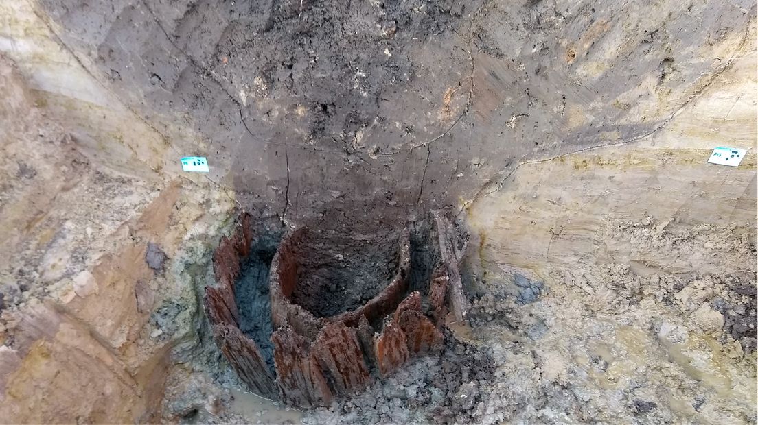 Restanten van een waterput, gemaakt van een uitgeholde boomstam en een huls van houten planken.