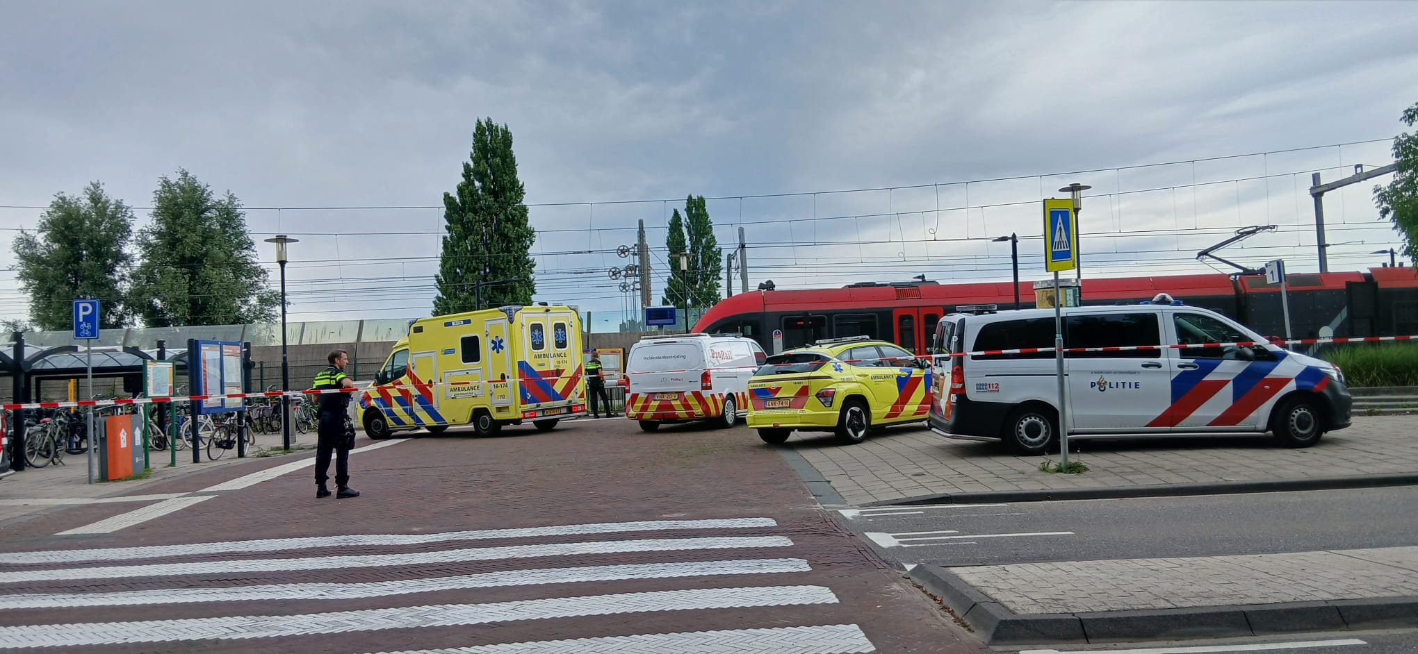 De politie heeft het Stationsplein afgezet.