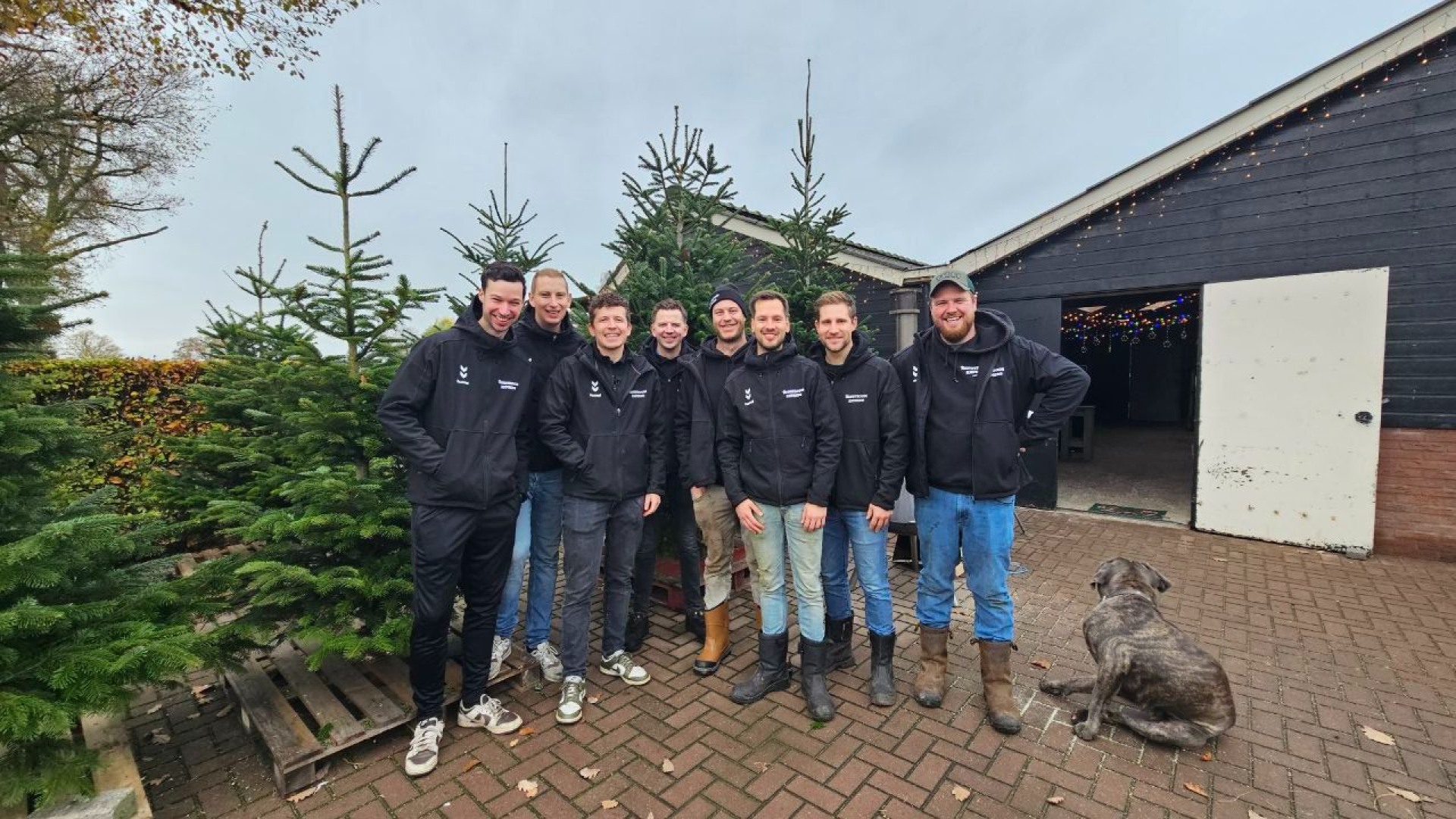 Foto: Vriendengroep verkoopt al vijf jaar kerstbomen: 'Het begon als iets leuks tijdens corona'