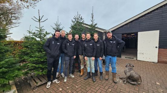Vriendengroep verkoopt al vijf jaar kerstbomen: 'Het begon als iets leuks tijdens corona'