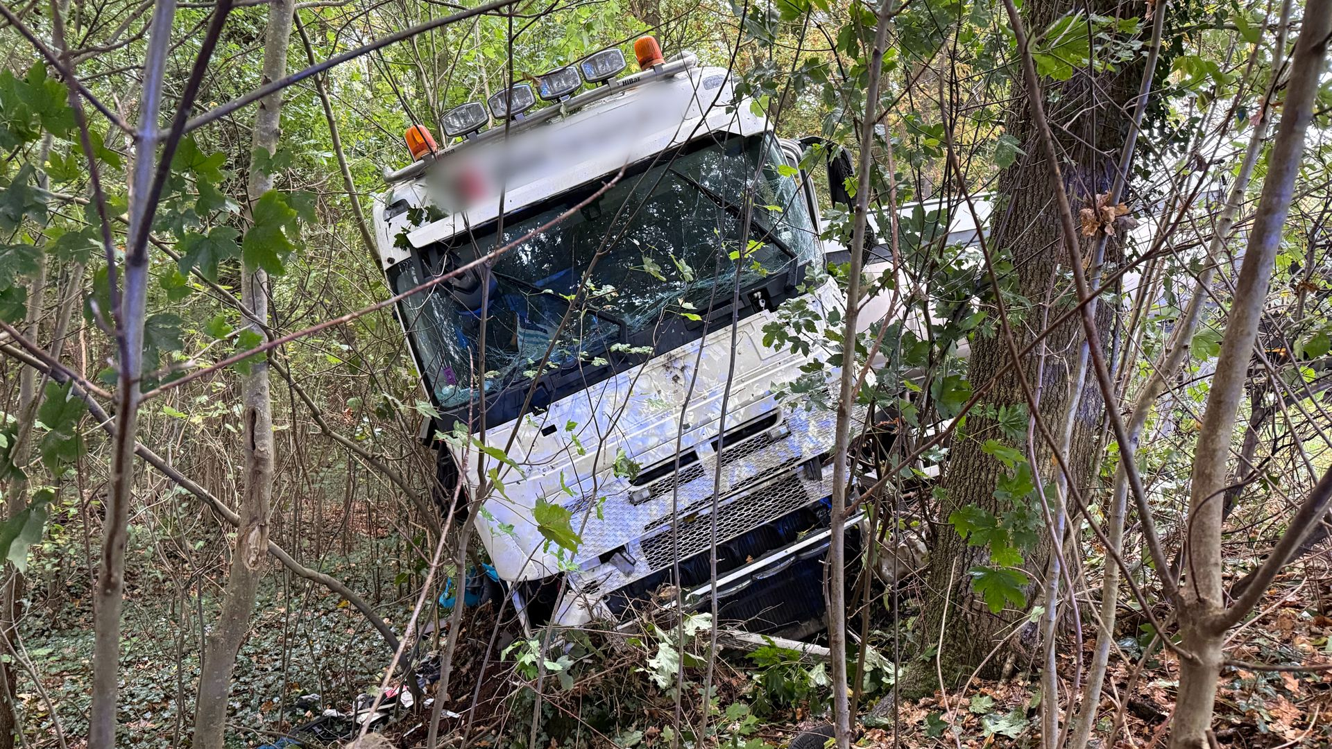 Vrachtwagen raakt van de weg, diesellekkage op N332