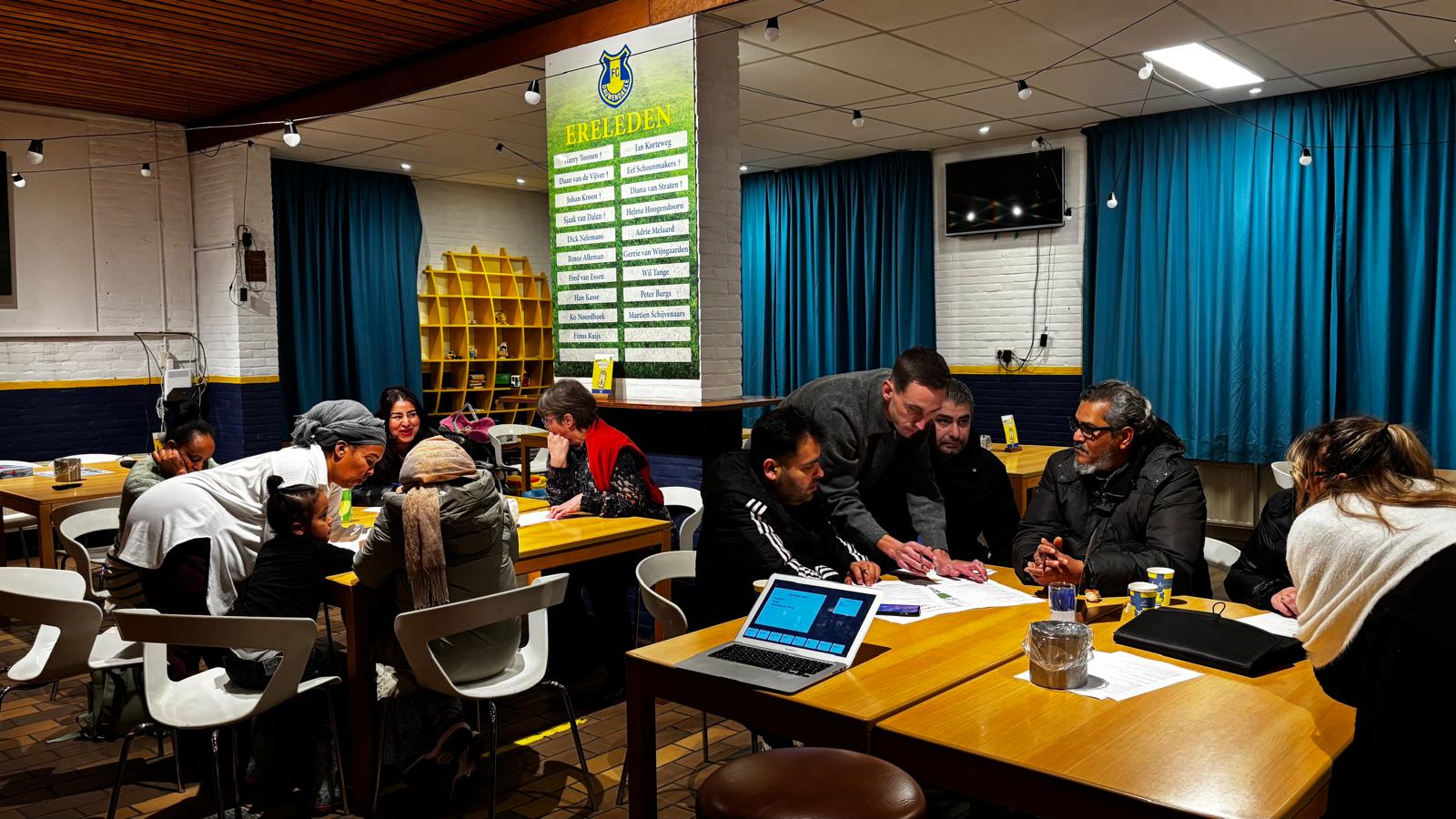 Voetbalvereniging start met taallessen voor ouders jonge voetballers in kantine: 'Win-win, het helpt hen én ons'