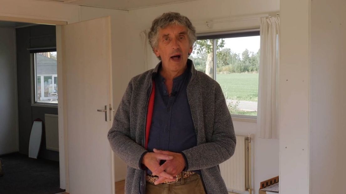 Itamar Kool in zijn huis in Westerwijtwerd