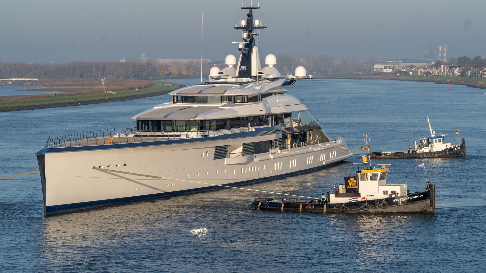 Bravo Eugenia te water gelaten bij Oceanco