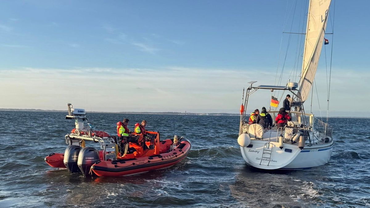 KNRM haalt Duits zeiljacht uit de problemen