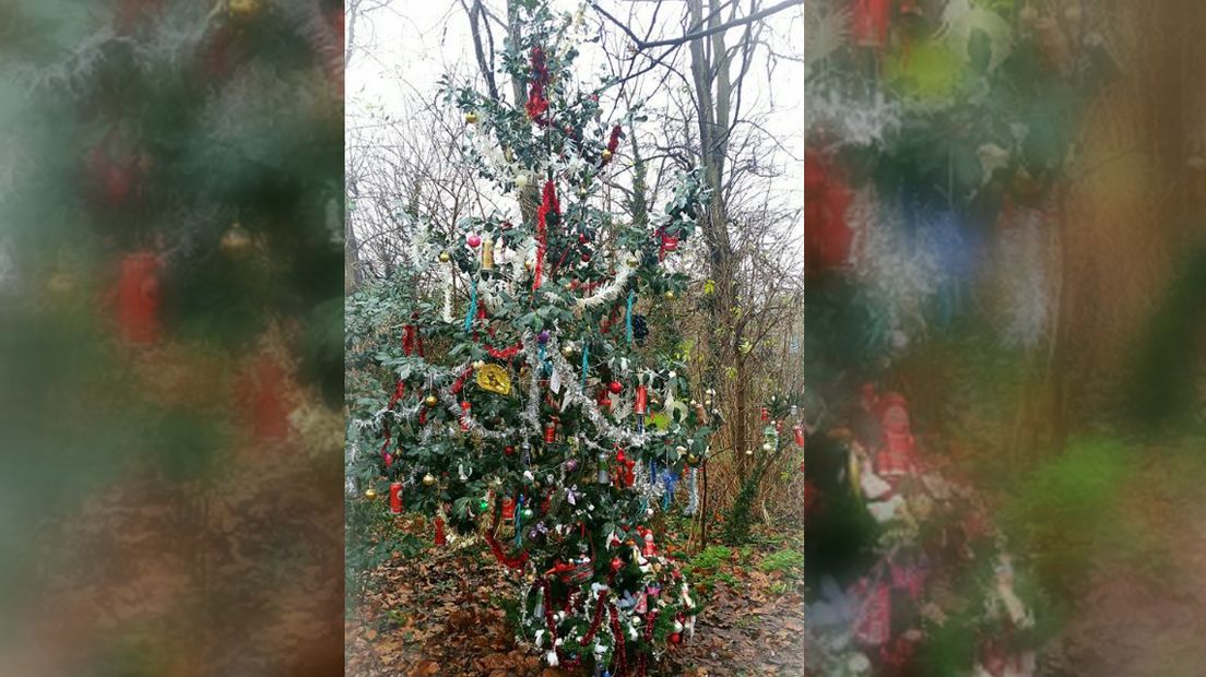 Versierde boom met bierblikken, kerstballen en slingers