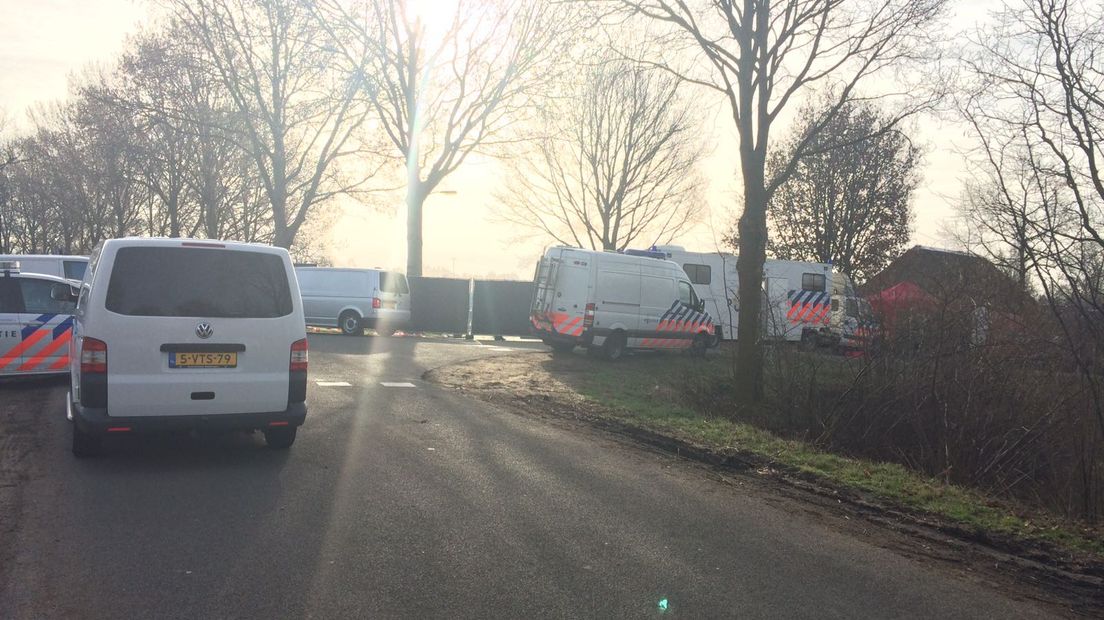 De dode man die werd aangetroffen op een carpoolplaats aan de Geerstraat in Vaassen is een 25-jarige inwoner. De politie gaat ervan uit dat hij om het leven is gekomen door een misdrijf.