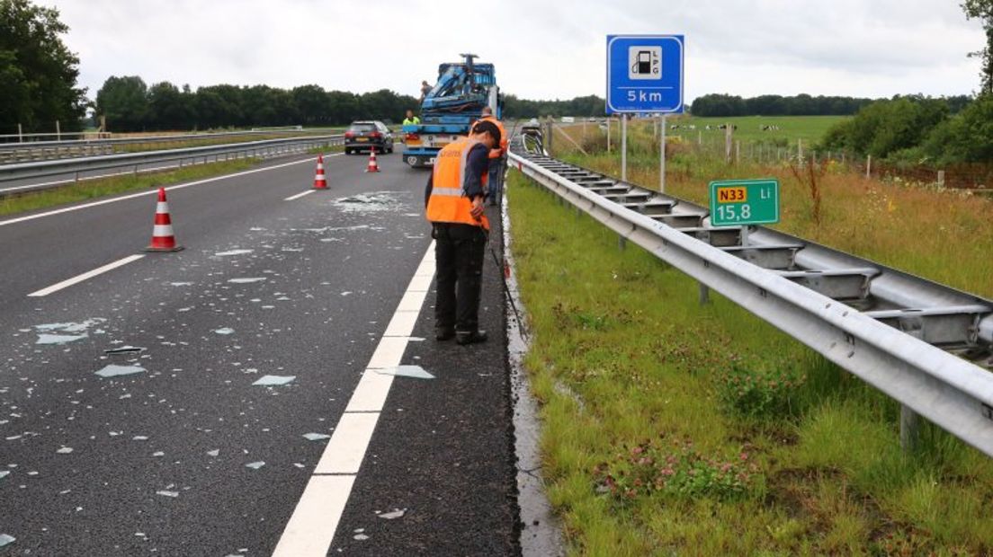 Vrachtwagen verliest glas op N33 (Rechten: Herman van oost)