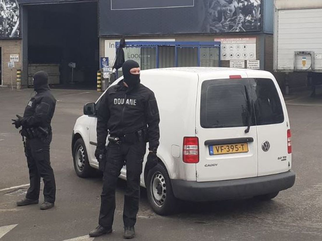Een van de invallen dinsdag aan de Doklaan in Rotterdam.