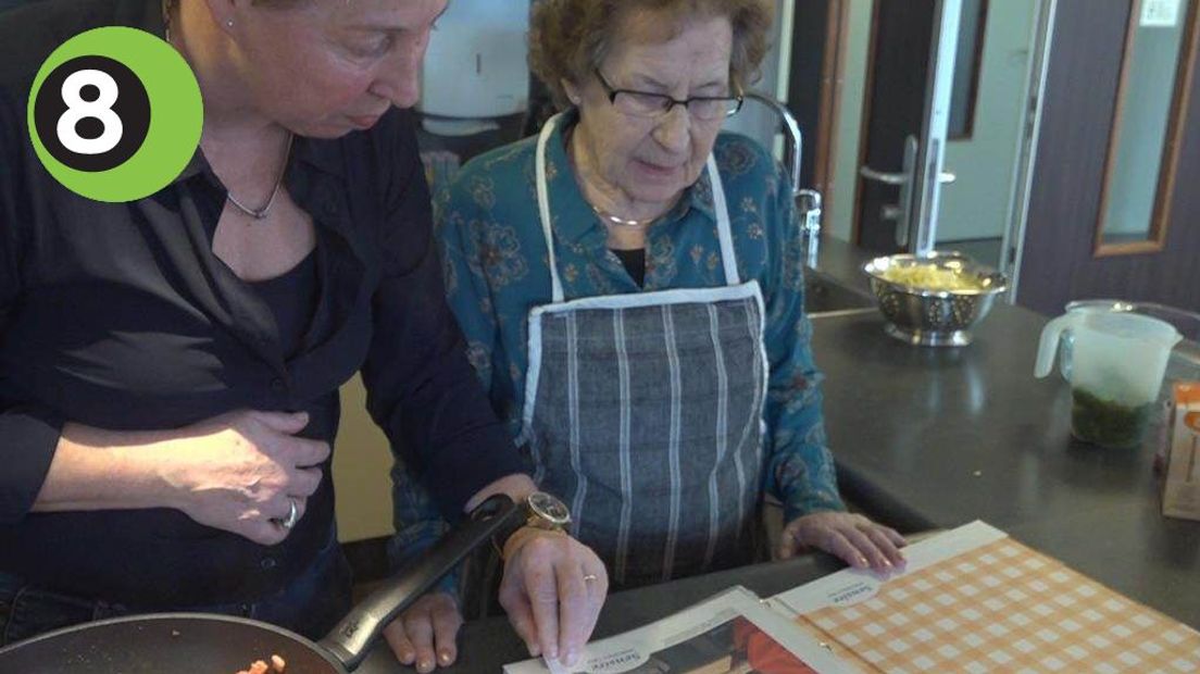 Mariette Streefland kookt met haar moeder.