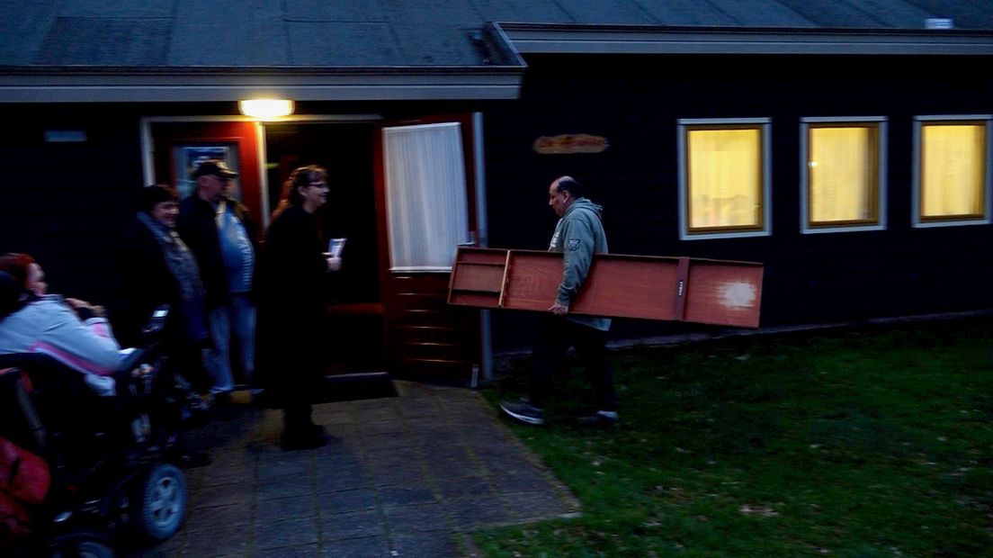 Een bezoeker draagt de sjoelbak naar binnen in dorpshuis De Wenakker
(Rechten: Steven Stegen / RTV Drenthe)