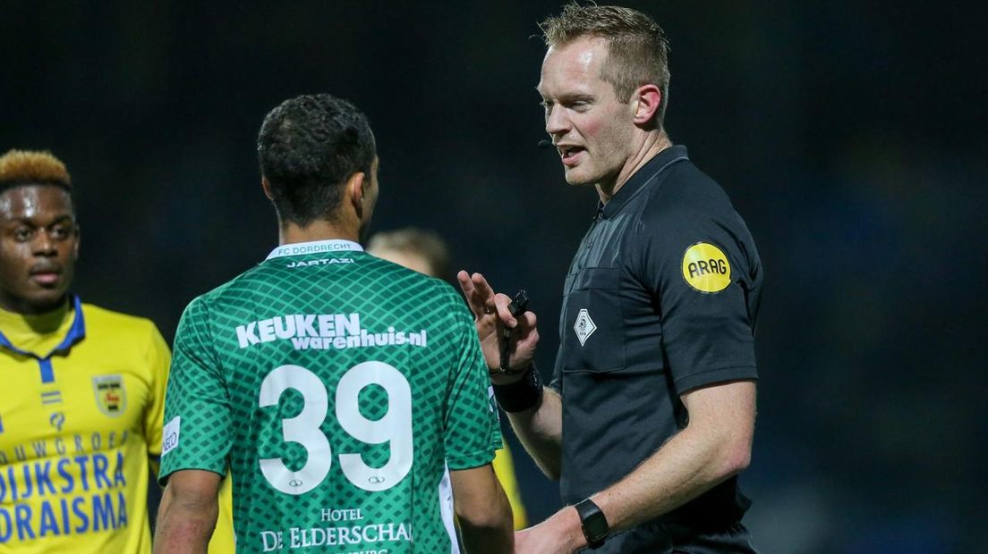 Scheidsrechter Christian Mulder in gesprek met een speler van FC Dordrecht.