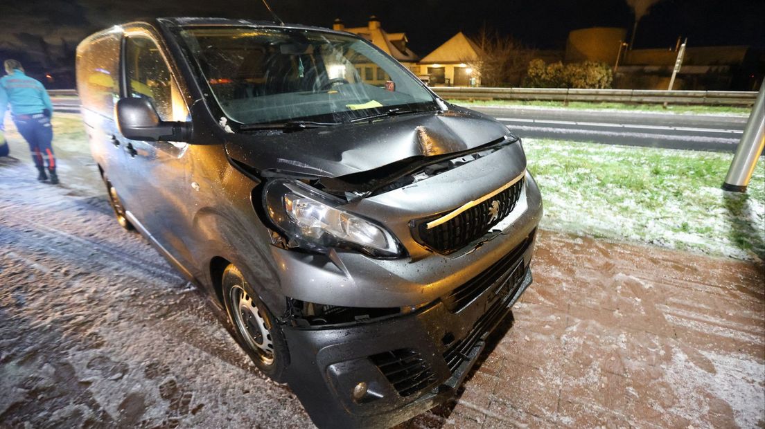 In Poeldijk botste deze auto tegen een lantaarnpaal